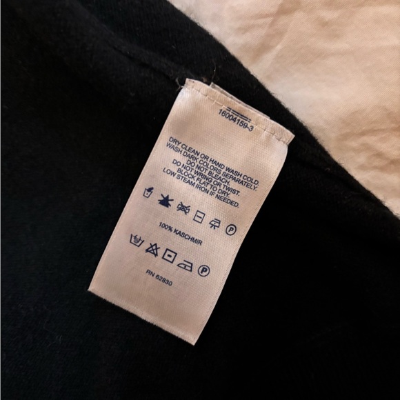 Lands End 💯 cashmere sweater  / black/  turtle neck / Medium - Picture 2 of 7